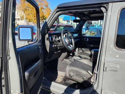 Used 2018 Jeep Wrangler Unlimited Sahara w/ Dual Top Group AWD/4WD image 10