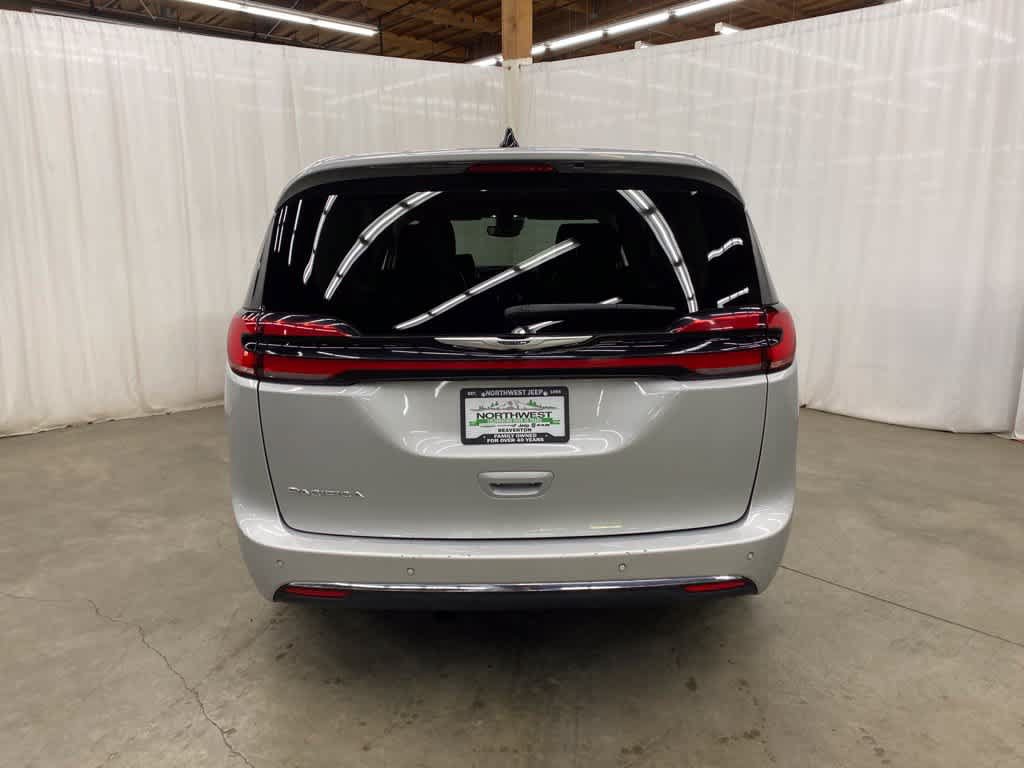 Used 2024 Chrysler Pacifica Touring-L FWD image 5