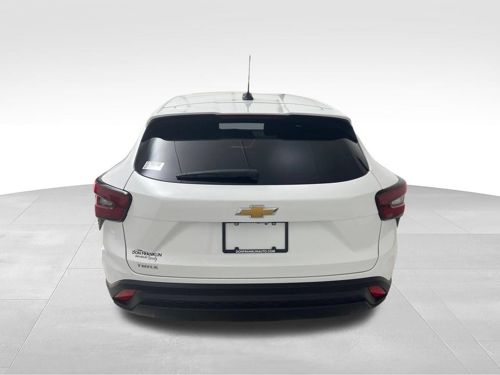 Used 2025 Chevrolet Trax LS FWD image 4