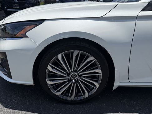 Used 2025 Nissan Altima 2.5 SL FWD image 32