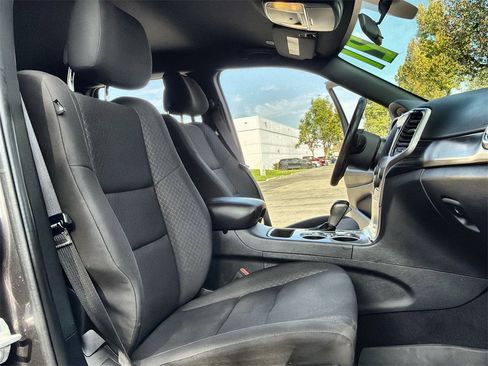 Used 2021 Jeep Grand Cherokee Laredo image 25