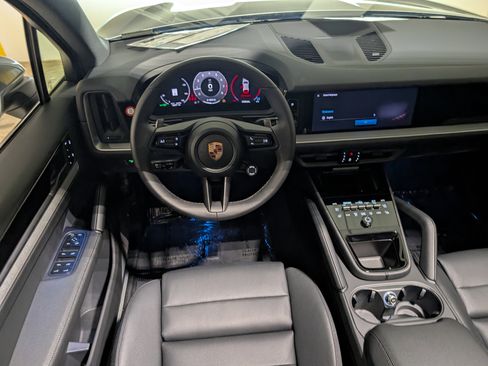 Certified 2025 Porsche Cayenne AWD/4WD image 6