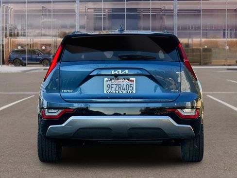 Used 2023 Kia Niro SX Touring image 5