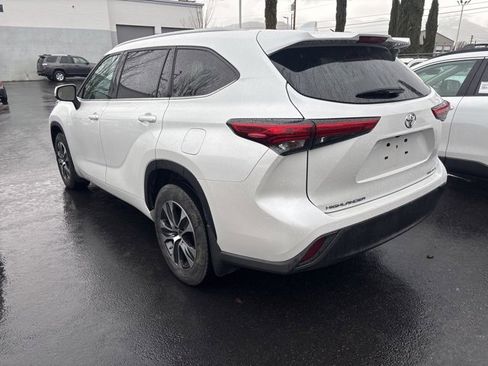 Used 2022 Toyota Highlander XLE image 3