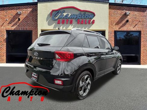 Used 2022 Hyundai Venue SEL FWD image 4
