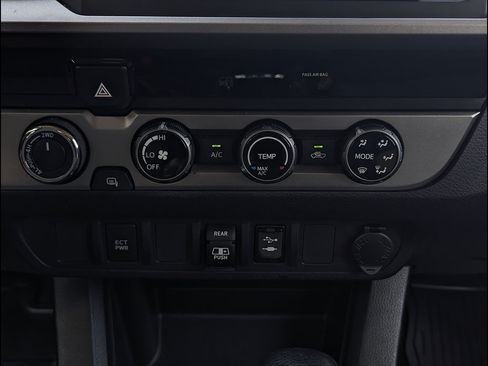 Used 2018 Toyota Tacoma SR5 AWD/4WD image 32