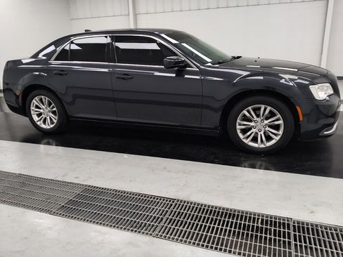 Used 2018 Chrysler 300 Touring L RWD image 11