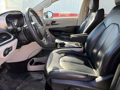 Used 2022 Chrysler Pacifica Touring-L FWD image 22