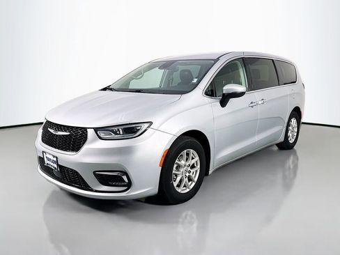 Used 2023 Chrysler Pacifica Touring-L FWD image 3