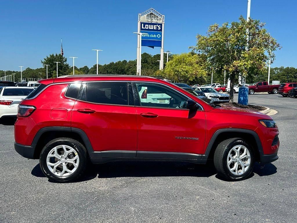 Used 2024 Jeep Compass Latitude AWD/4WD image 5