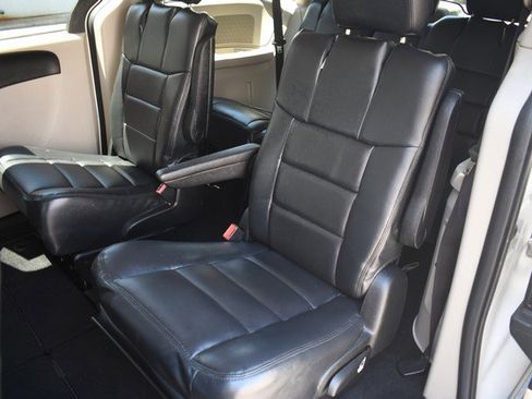 Used 2012 Dodge Grand Caravan SXT FWD image 22