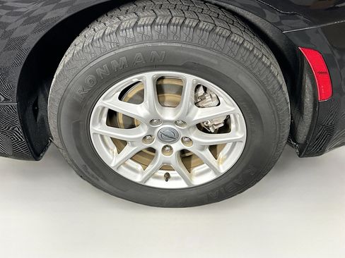 Used 2024 Chrysler Pacifica Touring-L image 11