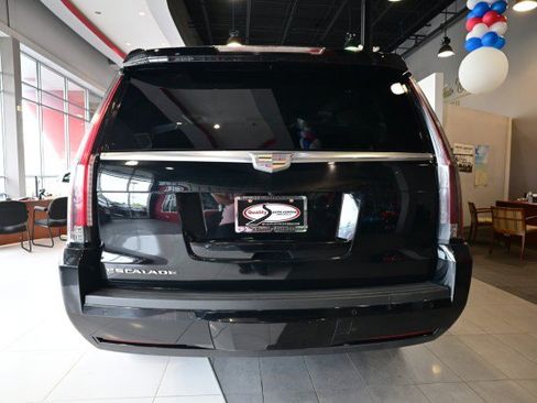 Used 2015 Cadillac Escalade Luxury AWD/4WD image 6