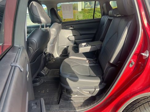 Used 2022 Toyota Highlander XLE image 26