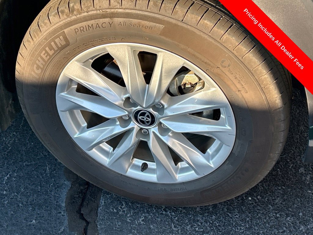 Used 2025 Toyota Corolla Cross LE FWD image 2