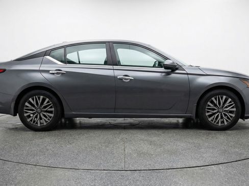 Used 2025 Nissan Altima 2.5 SV FWD image 11