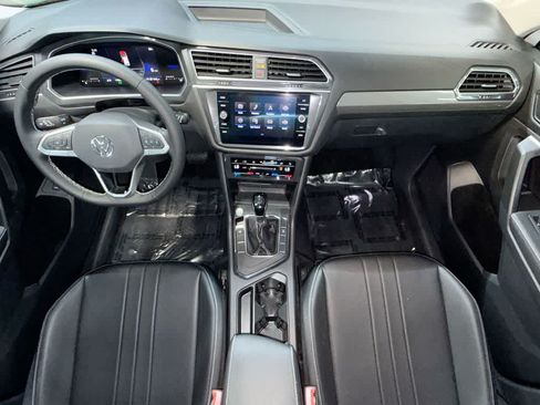 Certified 2024 Volkswagen Tiguan SE w/ Panoramic Sunroof Package FWD image 24