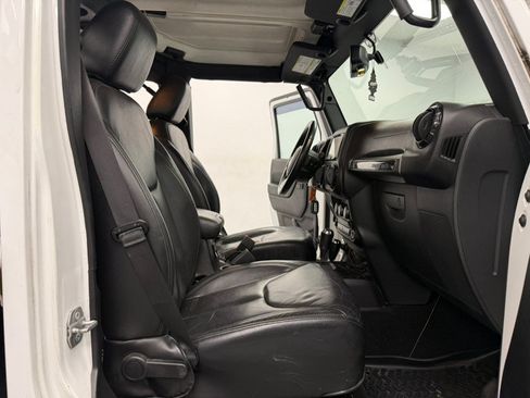Used 2015 Jeep Wrangler Unlimited Sahara AWD/4WD image 33