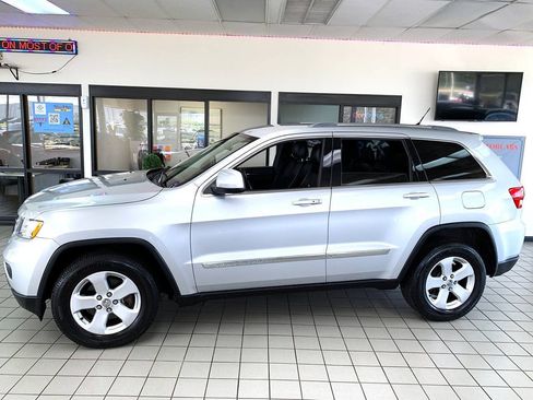 Used 2012 Jeep Grand Cherokee Laredo AWD/4WD image 3