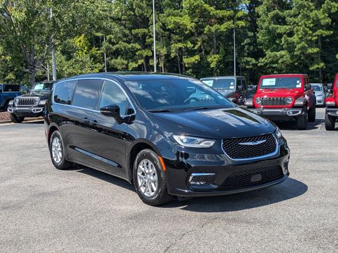 New 2026 Chrysler Pacifica Select image 3