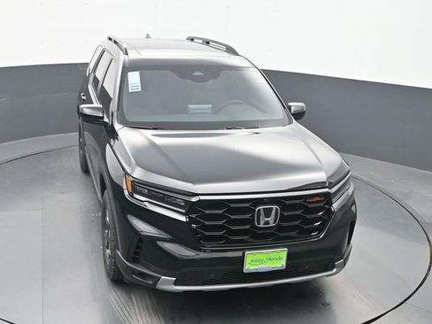 Used 2025 Honda Pilot TrailSport image 17