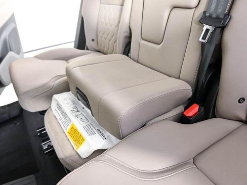 Certified 2025 Volvo XC90 T8 Plus AWD/4WD image 23
