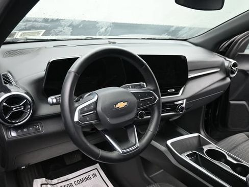 Used 2025 Chevrolet Equinox LT AWD/4WD image 13