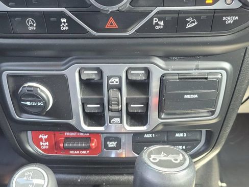 Used 2018 Jeep Wrangler Unlimited Rubicon w/ Dual Top Group AWD/4WD image 26