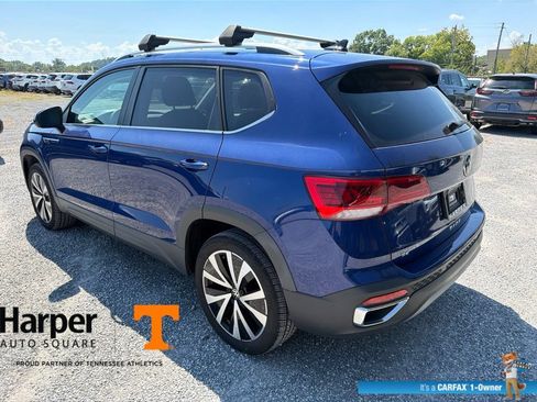 Used 2023 Volkswagen Taos SE w/ Panoramic Sunroof Package FWD image 3