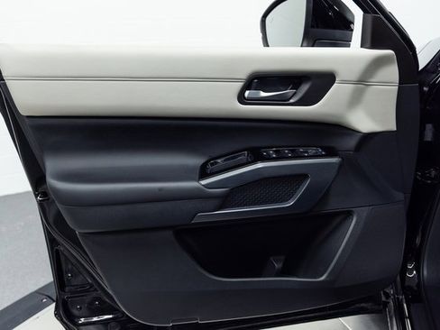 Used 2024 Nissan Pathfinder SL image 11