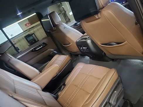 Used 2025 Chevrolet Tahoe High Country image 11