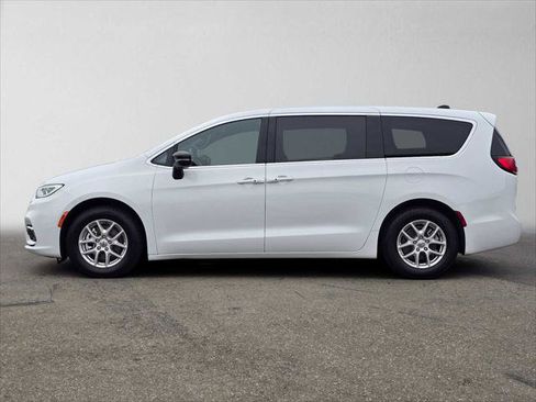 Used 2025 Chrysler Pacifica Select FWD image 6