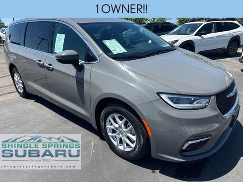 Used 2023 Chrysler Pacifica Touring-L FWD image 1