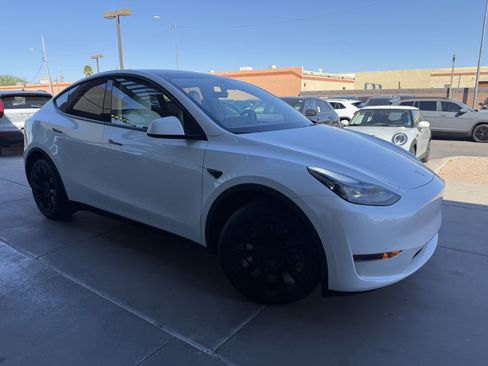 Used 2024 Tesla Model Y 2WD image 6