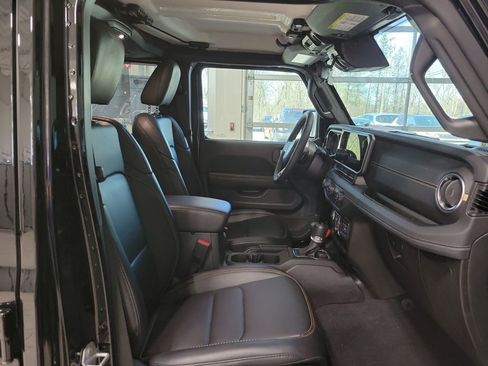 Used 2024 Jeep Wrangler Sahara image 13
