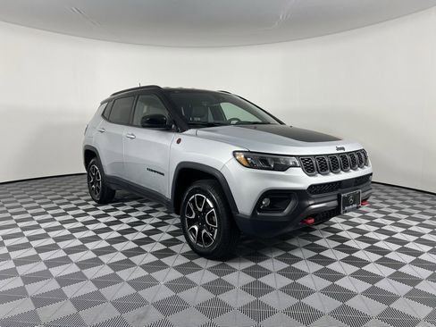 Used 2024 Jeep Compass Trailhawk image 2