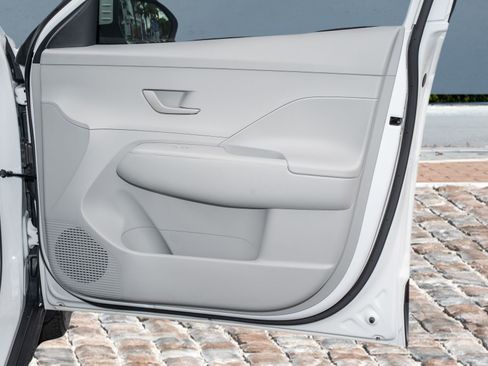 Used 2025 Hyundai Kona SEL image 13