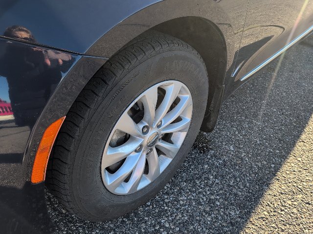 Used 2018 Chrysler Pacifica Touring-L Plus FWD image 10