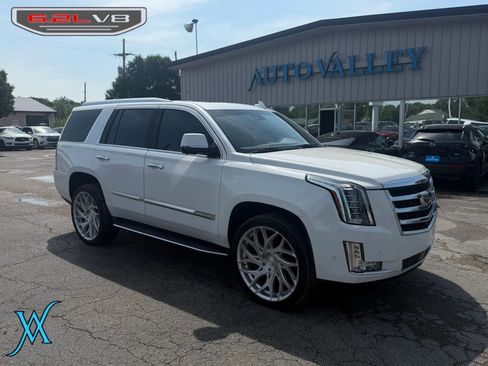 Used 2019 Cadillac Escalade Luxury AWD/4WD image 1