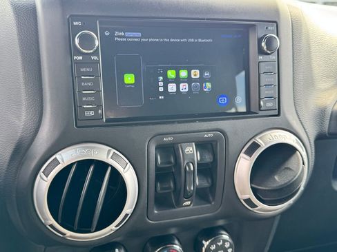 Used 2015 Jeep Wrangler Unlimited Sahara w/ Connectivity Group AWD/4WD image 21