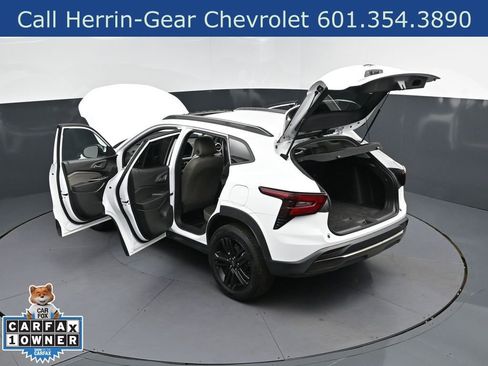 Used 2025 Chevrolet Trax ACTIV w/ Sunroof Package FWD image 2