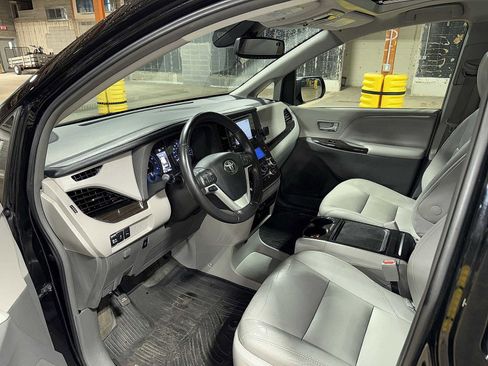 Used 2018 Toyota Sienna XLE w/ XLE Navigation Package image 32