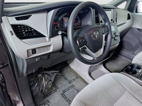 Used 2016 Toyota Sienna LE image 18