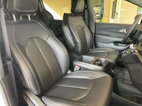 Used 2025 Chrysler Pacifica Select image 34