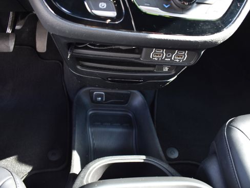 Used 2024 Chrysler Pacifica Hybrid S Appearance Pkg w/ Uconnect Theater Family Group image 23