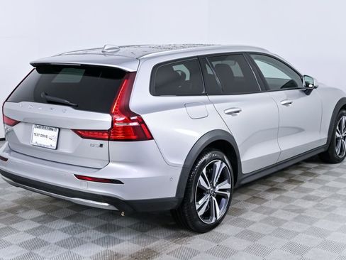 Certified 2025 Volvo V60 B5 Cross Country Plus image 28