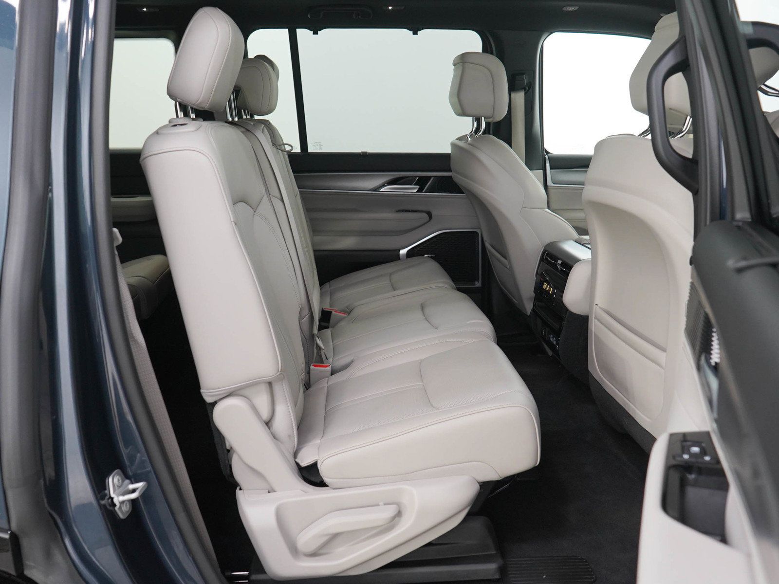 Used 2025 Jeep Wagoneer 4WD w/ Convenience Group I image 12