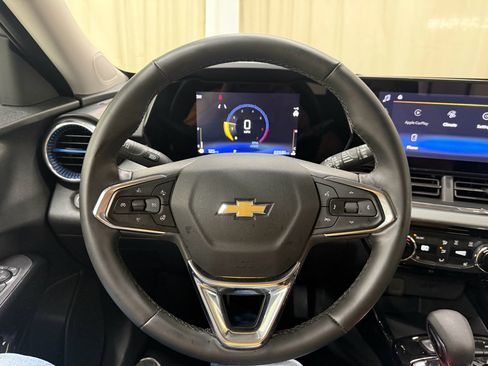 Certified 2025 Chevrolet Trax LT w/ LT Convenience Package FWD image 30