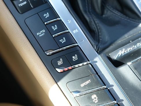 Used 2017 Porsche Macan image 32