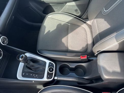 Used 2022 Hyundai Venue Limited image 32